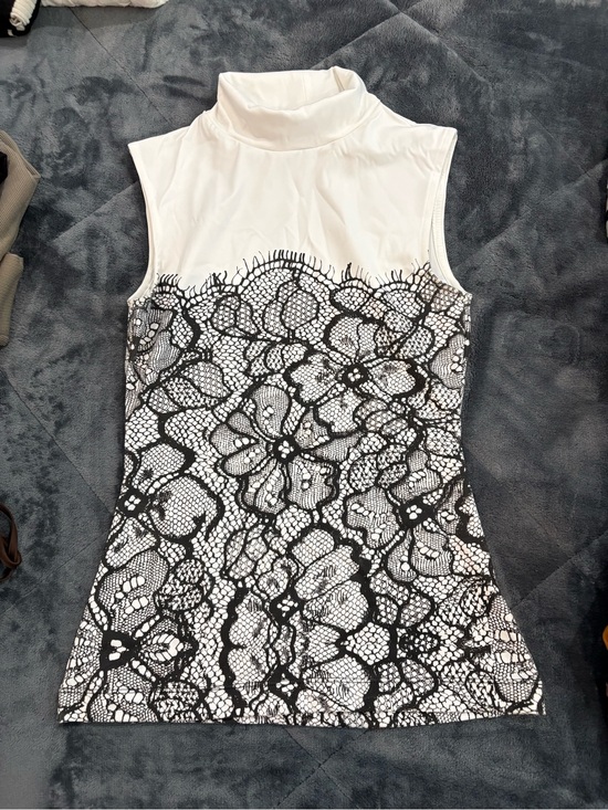 ahrir Tops - Sleeveless White Mock Neck Top with Black Lace Print Ahrir
